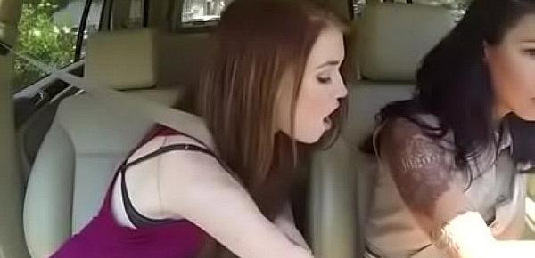  Milf lesbienne dans la voiture